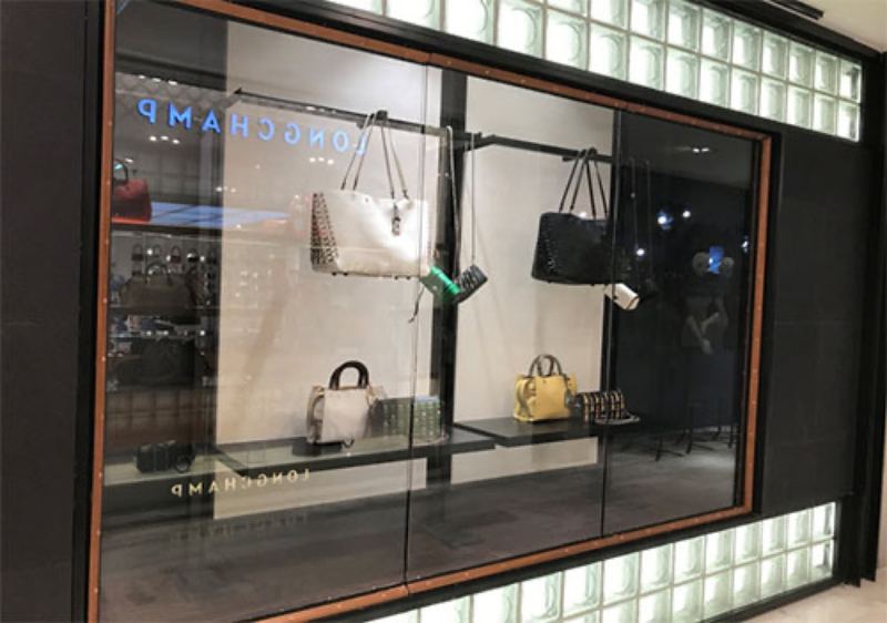 Vitrine de boutique avec présentoirs lumineux pour sacs