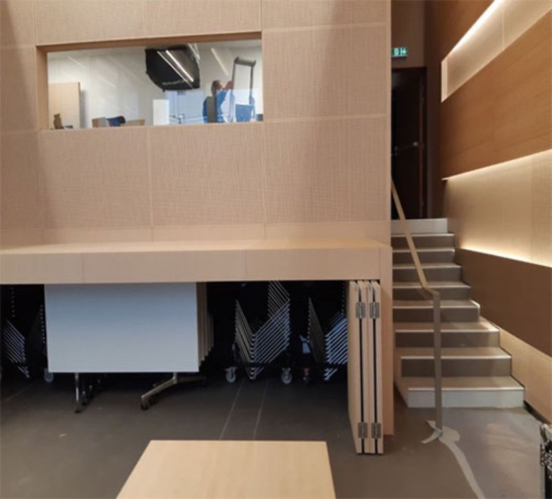 Habillage bois d'un amphithéâtre et de son escalier