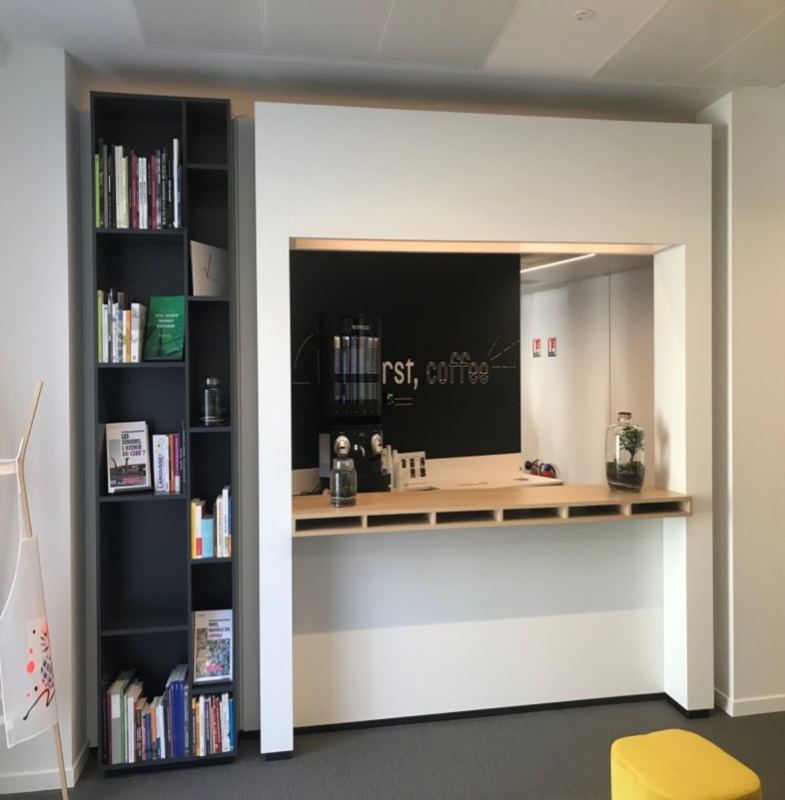 Coin café sur mesure avec comptoir, bibliothèque intégrée et façade noire