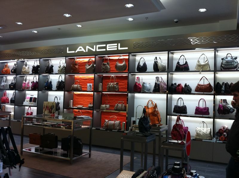 Corner Lancel : étagères lumineuses présentant des sacs