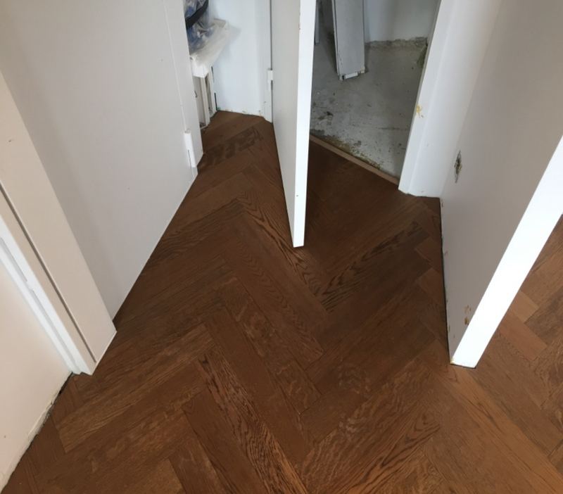 Parquet en chevrons posé dans un couloir